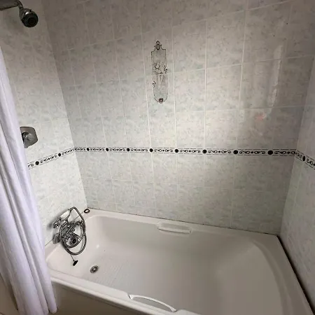 Проживание в семье Modern At Blackcastle